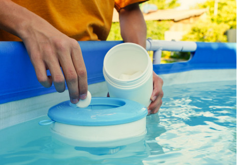 Chlore pour la piscine, comment et quoi choisir