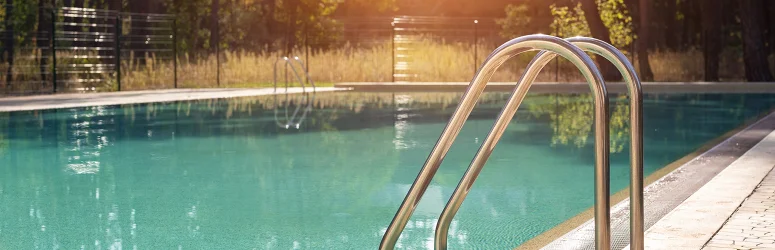 Ouverture de piscine au printemps : Comment ouvrir votre piscine extérieure après l’hiver