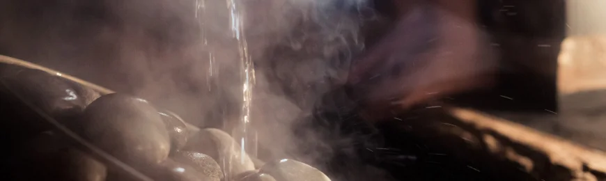 Peut-on verser de l'eau sur un poêle de sauna électrique ? Utilisation correcte et erreurs courantes