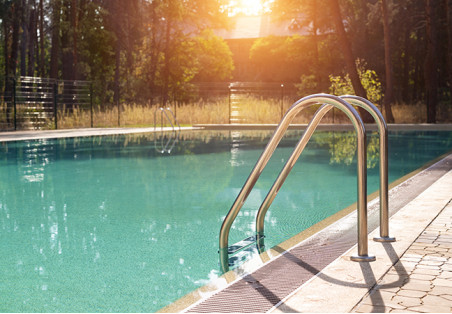 Ouverture de piscine au printemps : Comment ouvrir votre piscine extérieure après l’hiver