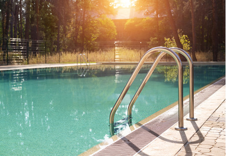 Ouverture de piscine au printemps : Comment ouvrir votre piscine extérieure après l’hiver