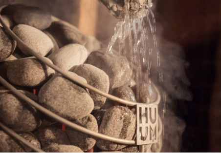 Peut-on verser de l'eau sur un poêle de sauna électrique ? Utilisation correcte et erreurs courantes