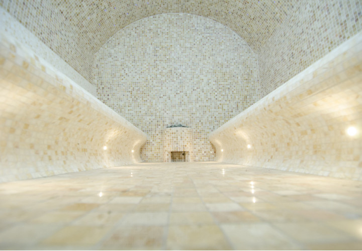 Hammam avec espaces sièges et détente symétriques