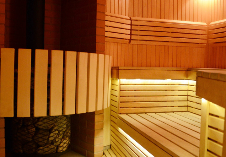 Sauna traditionnel avec poêle à bois