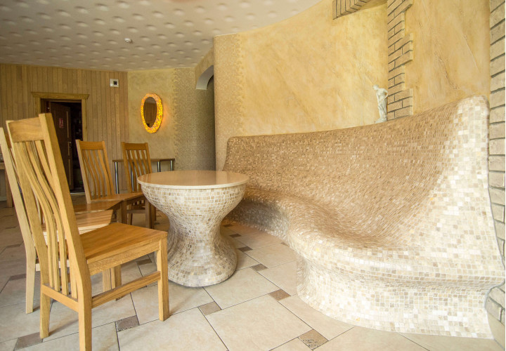 Banc chauffé et table au sauna