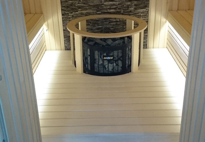 Sauna compact avec mur en pierre apparente