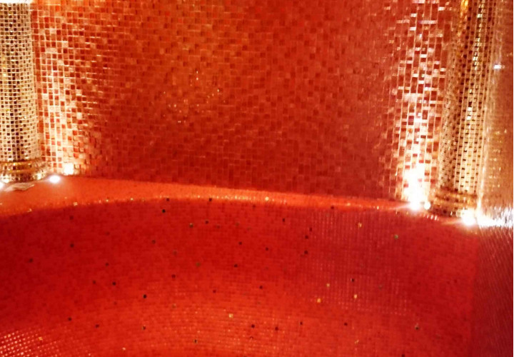 Hammam avec banquettes en L