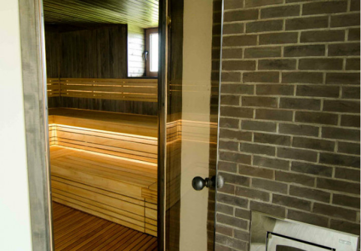 Sauna avec intérieur et fenêtre aux tons sombres