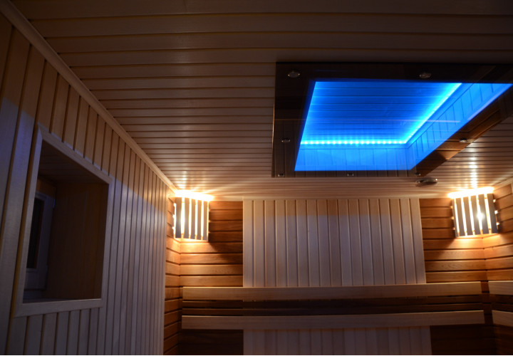 Sauna avec poêle à bois et plafond en verre