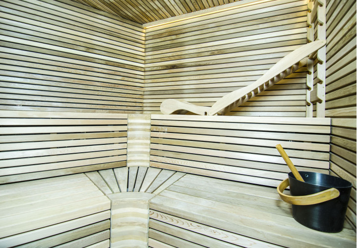 Sauna avec banc ergonomique et bois de cèdre