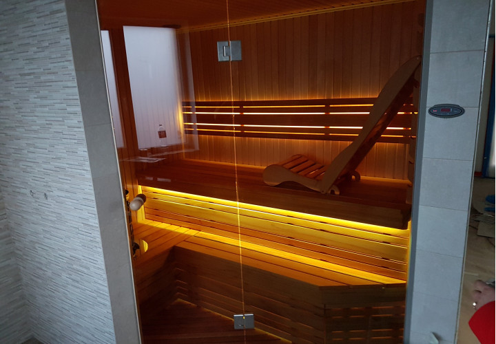 Sauna avec banc ergonomique et bois d'abachi