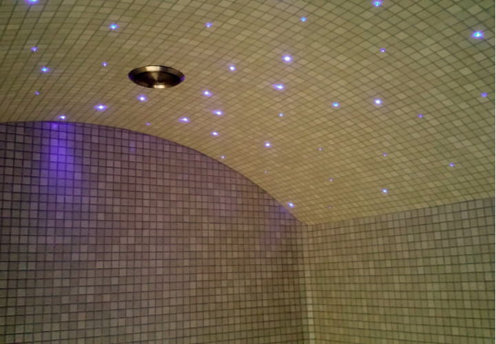 Hammam avec chaises longues d'angle ergonomiques