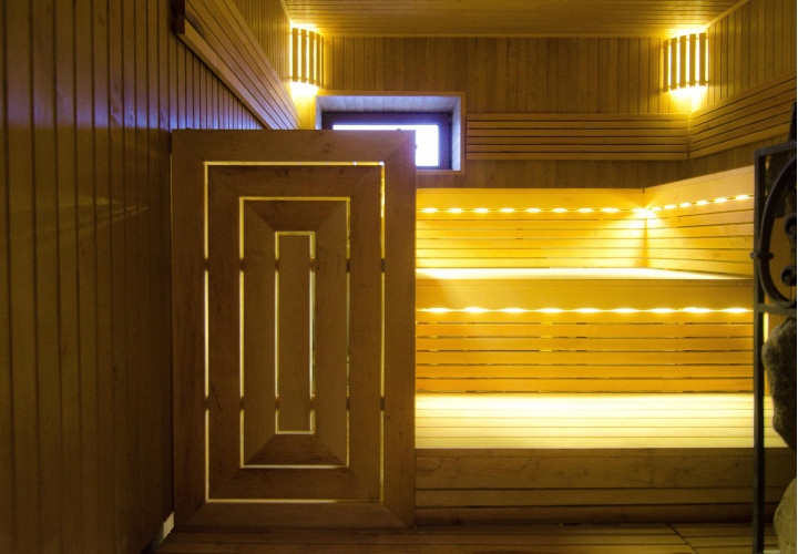 Sauna avec bancs à trois niveaux en bois d'aulne