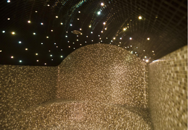Hammam avec sièges en forme de U