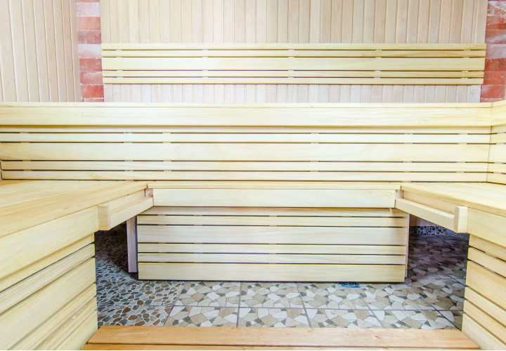 Sauna avec mur en sel de l'Himalaya et banc coulissant
