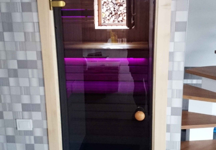 Sauna avec intérieur contrasté et poêle à accumulation de chaleur