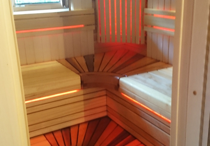 Sauna avec poêle de type fermé et fenêtre