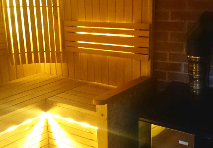 Sauna avec poêle fermé pour une vapeur douce
