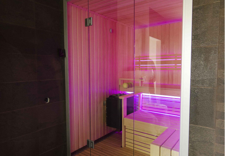 Sauna avec éclairage LED couleur et système audio