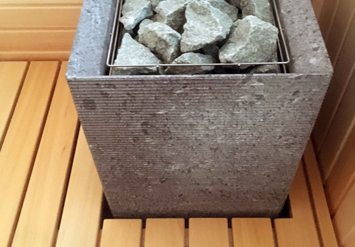 Sauna avec chauffage intégré et fenêtre panoramique