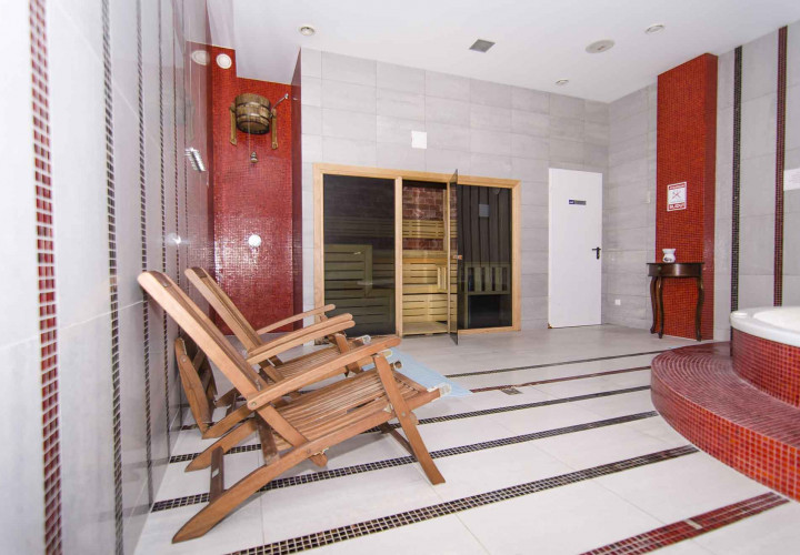 Rénovation du sauna au sel de l'Himalaya au centre sportif et de bien-être OAZIS