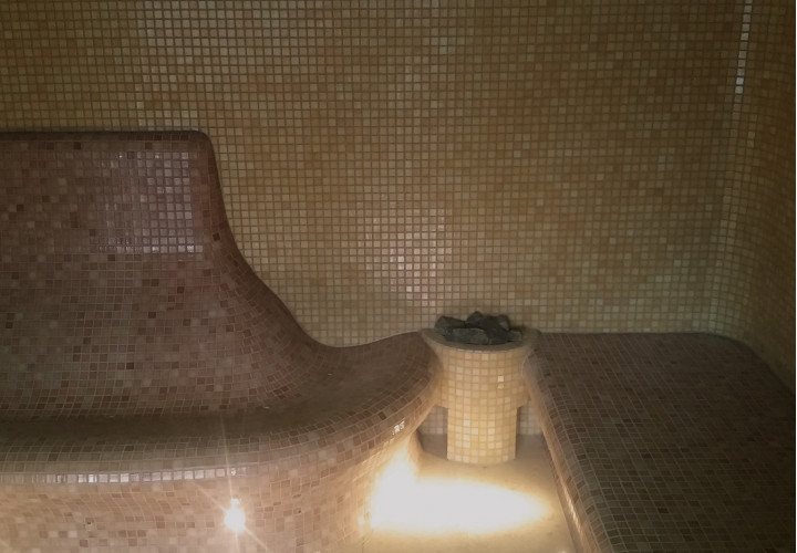 Hammam avec sièges et banquettes de détente