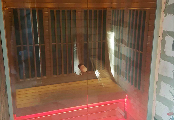 Sauna infrarouge avec façade en verre et éclairage LED