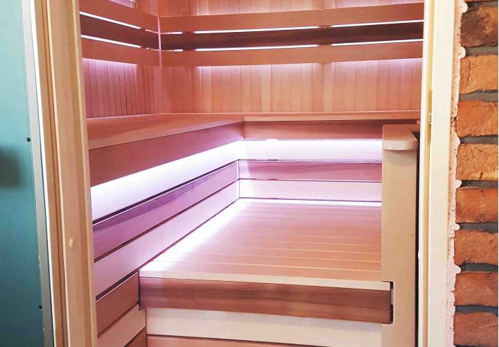 Sauna avec poêle à bois et foyer extérieur