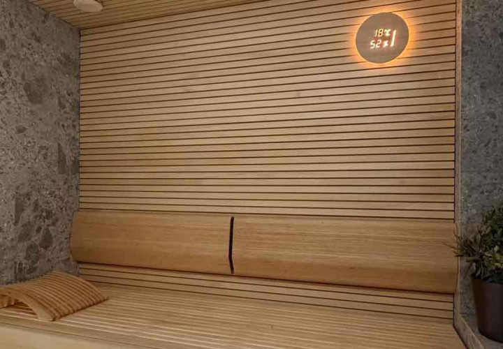 Sauna avec finition bois et pierre