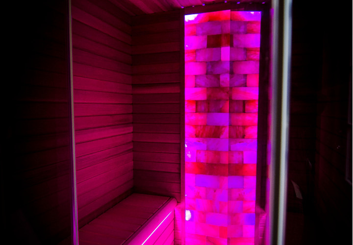 Sauna infrarouge avec mur en sel de l'Himalaya