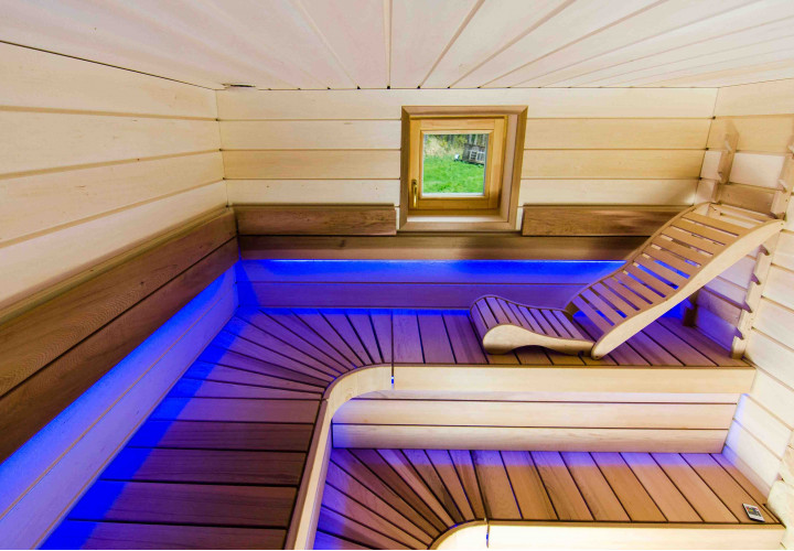 Sauna avec poêle à accumulation de chaleur et foyer extérieur