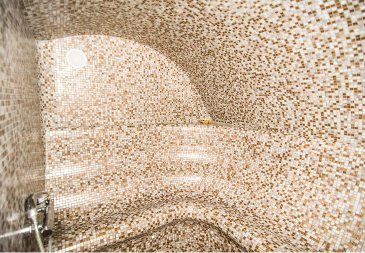 Hammam avec sièges et espace détente semi-allongé