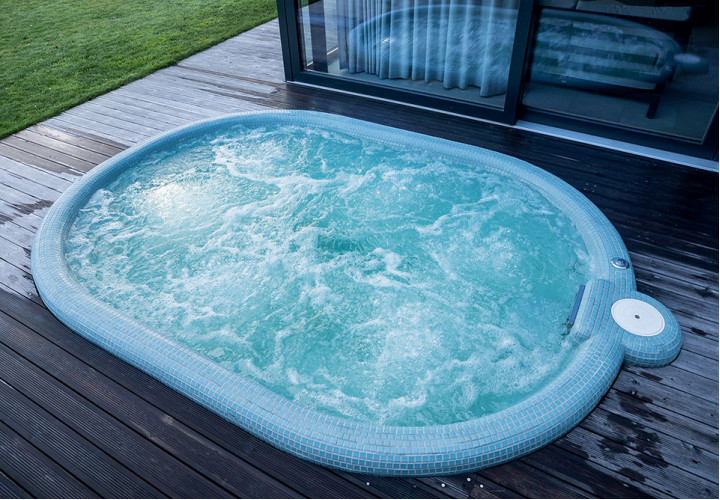 Piscine d'hydromassage extérieure