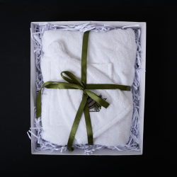 Coffret cadeau pour elle - BLANC, 75x140 cm, dans un coffret cadeau. Tablier et chapeau pour sauna  Coffret cadeau pour elle - BLANC, 75x140 cm, dans un coffret cadeau. Tablier et chapeau pour sauna