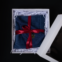 Coffret cadeau pour lui - BLEU, 55x150 cm, dans un coffret cadeau. Tablier et chapeau pour sauna  Coffret cadeau pour lui - BLEU, 55x150 cm, dans un coffret cadeau. Tablier et chapeau pour sauna