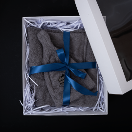Coffret cadeau pour lui - GRIS, 55x150 cm, dans un coffret cadeau. Tablier et chapeau pour sauna  Coffret cadeau pour lui - GRIS, 55x150 cm, dans un coffret cadeau. Tablier et chapeau pour sauna