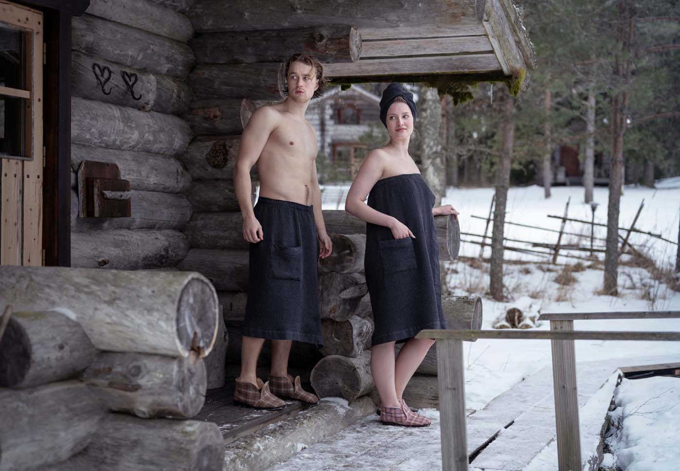 Un homme et une femme portant des vêtements de sauna