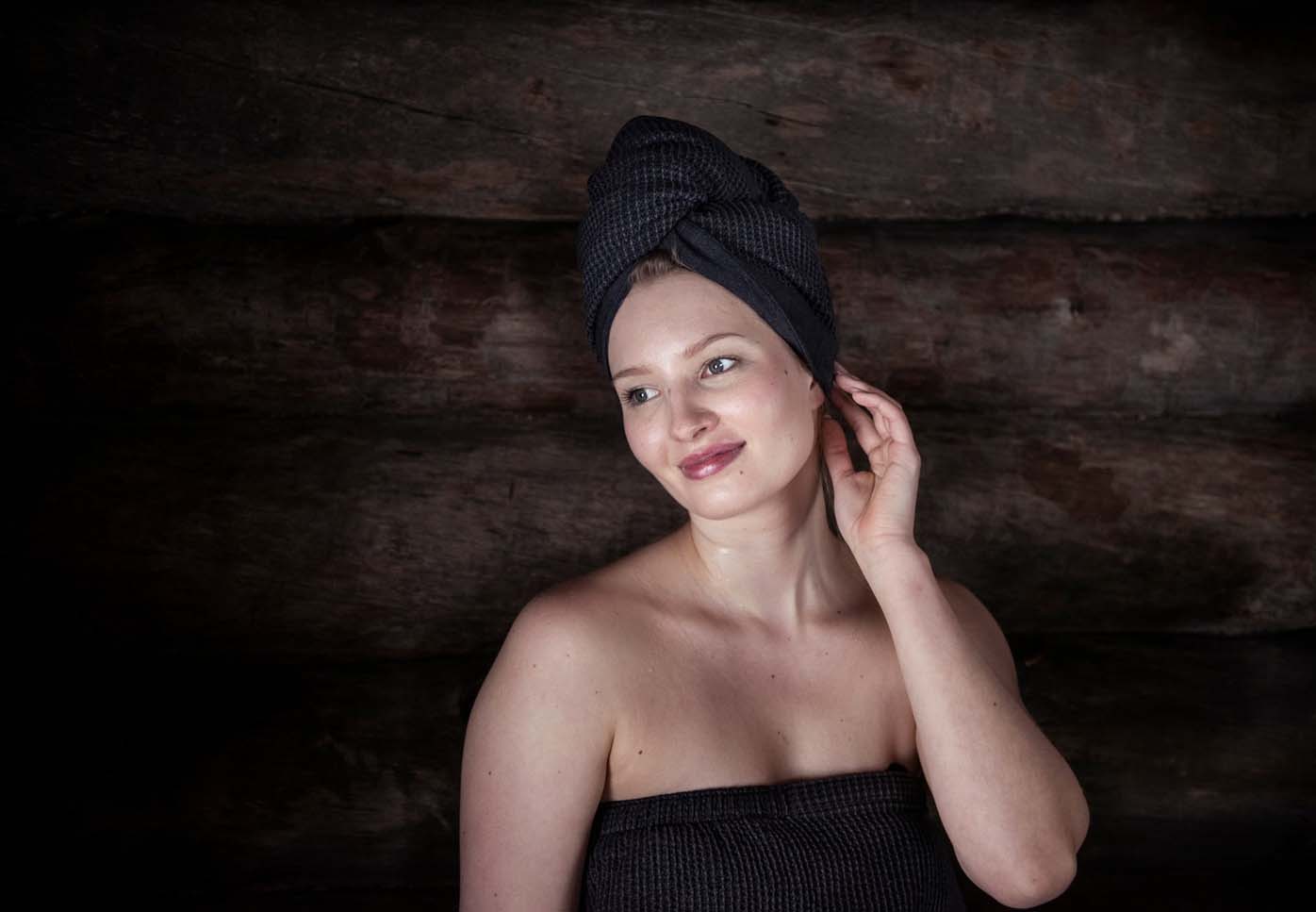 Femme dans un sauna avec une serviette pour les cheveux