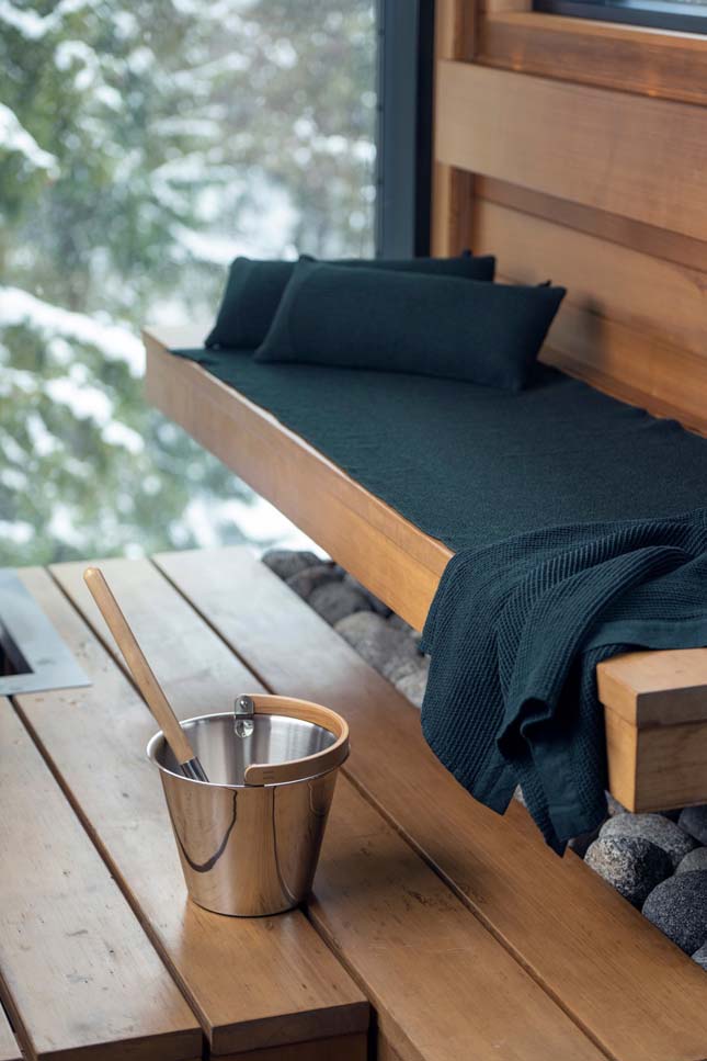 Bancs de sauna avec serviettes et coussins