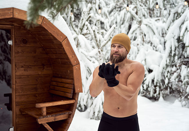 Sauna en tonneau par temps froid hivernal