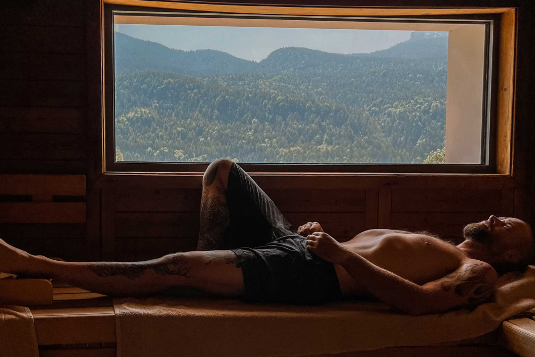 Un homme se repose allongé dans un sauna