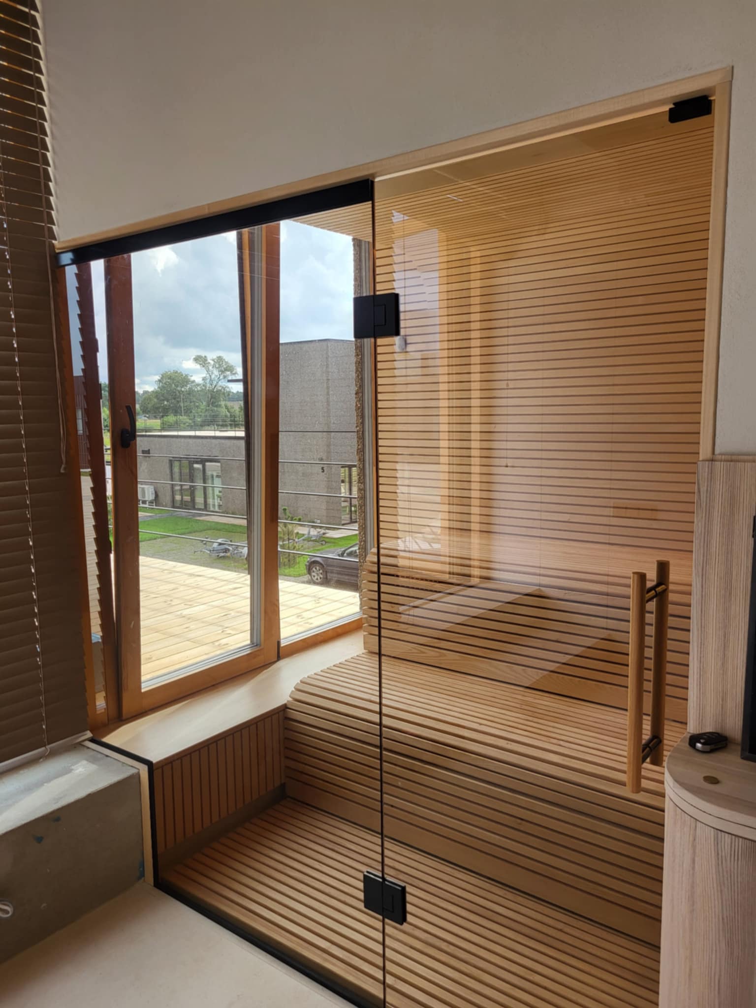 Fenêtre et paroi vitrée dans un sauna