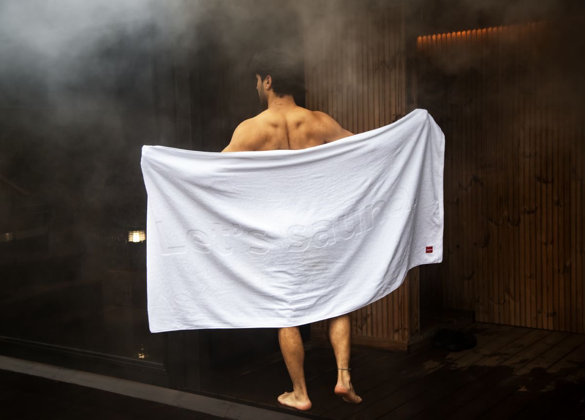 Homme avec une serviette de sauna