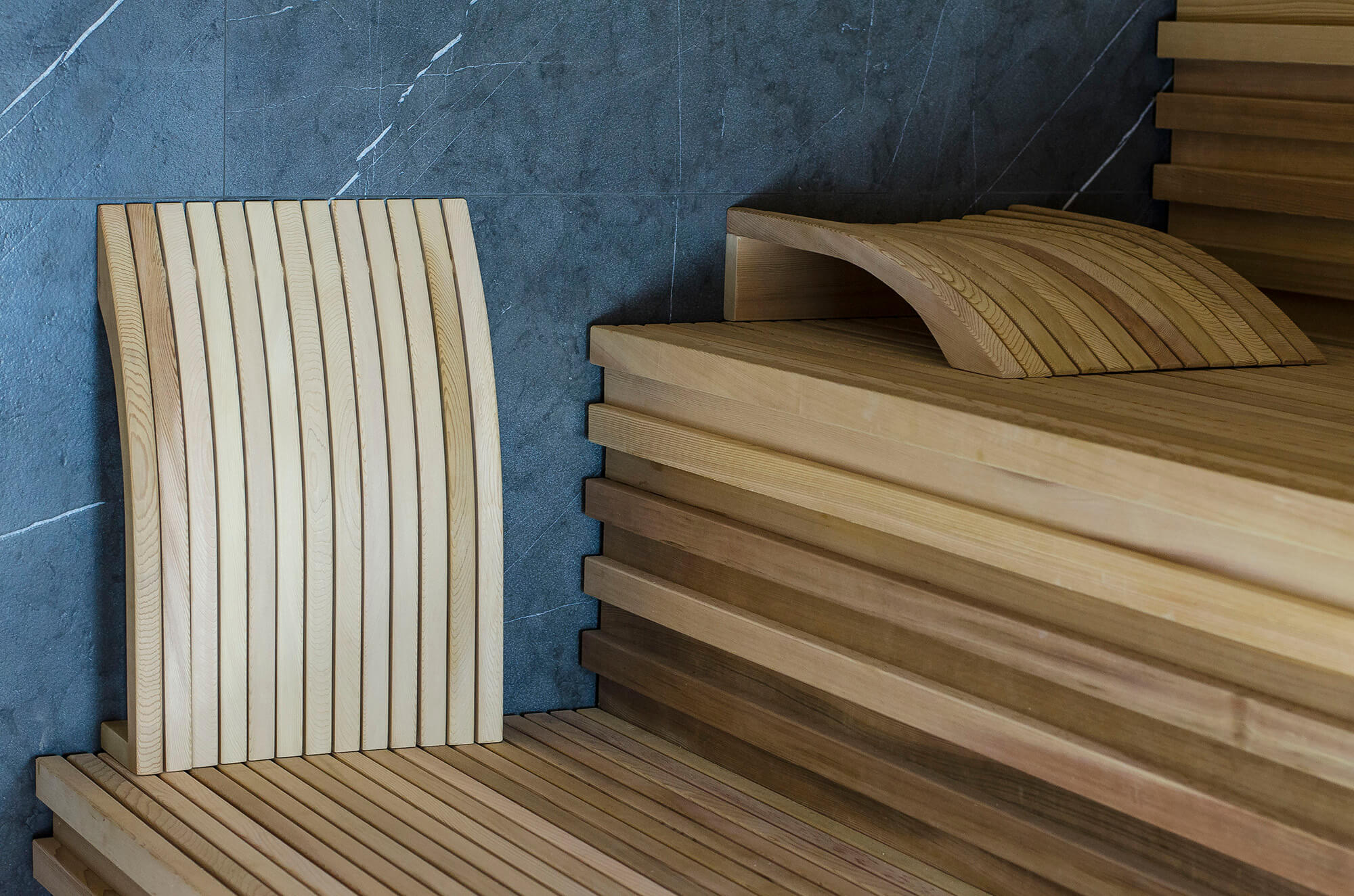 dossier et appui-tête du sauna en utilisation