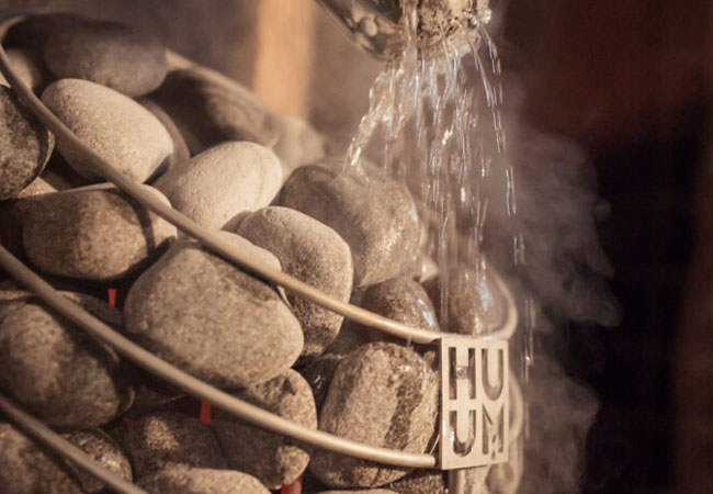 Peut-on verser de l'eau sur un poêle de sauna électrique ? Utilisation correcte et erreurs courantes