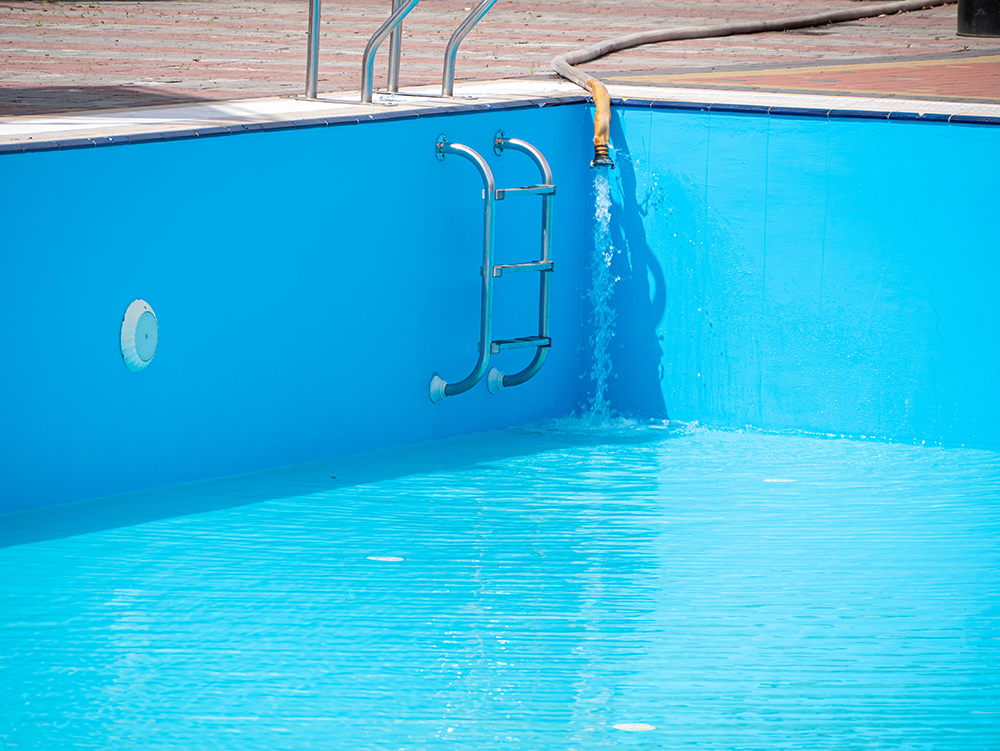 remplissage d'eau dans une piscine extérieure