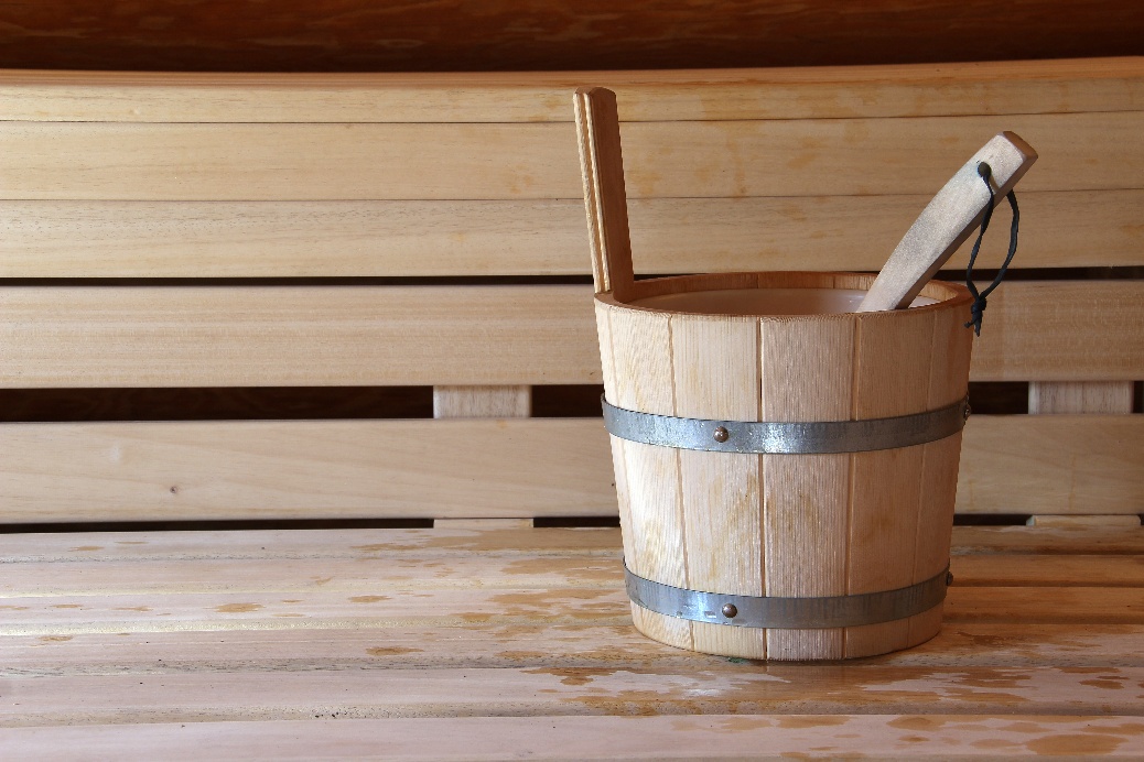Humidité résiduelle sur les bancs du sauna