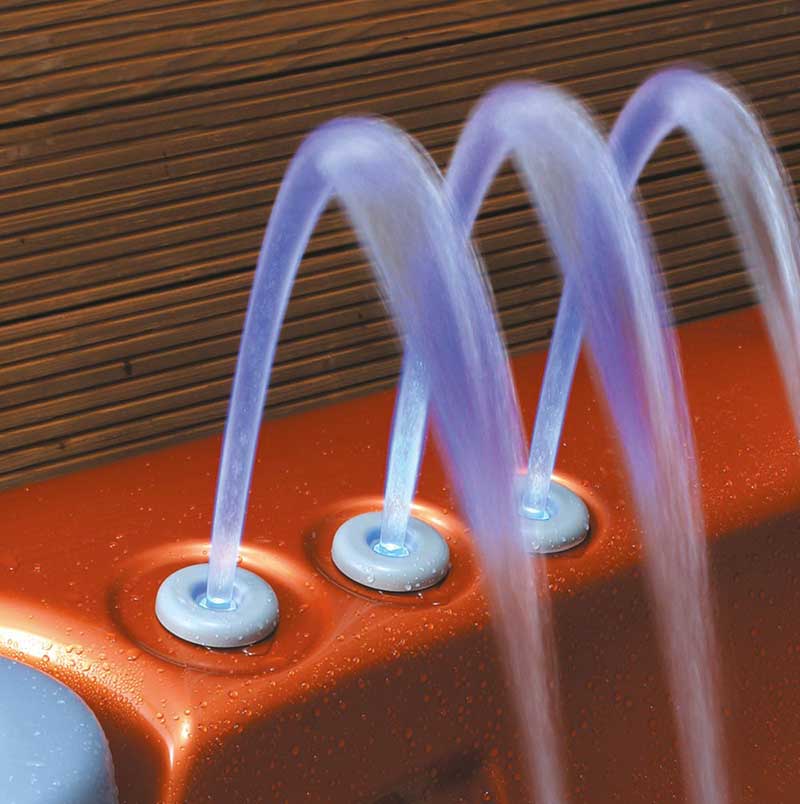 Trois jets d'eau lumineux en cascade dans une piscine spa USSPA