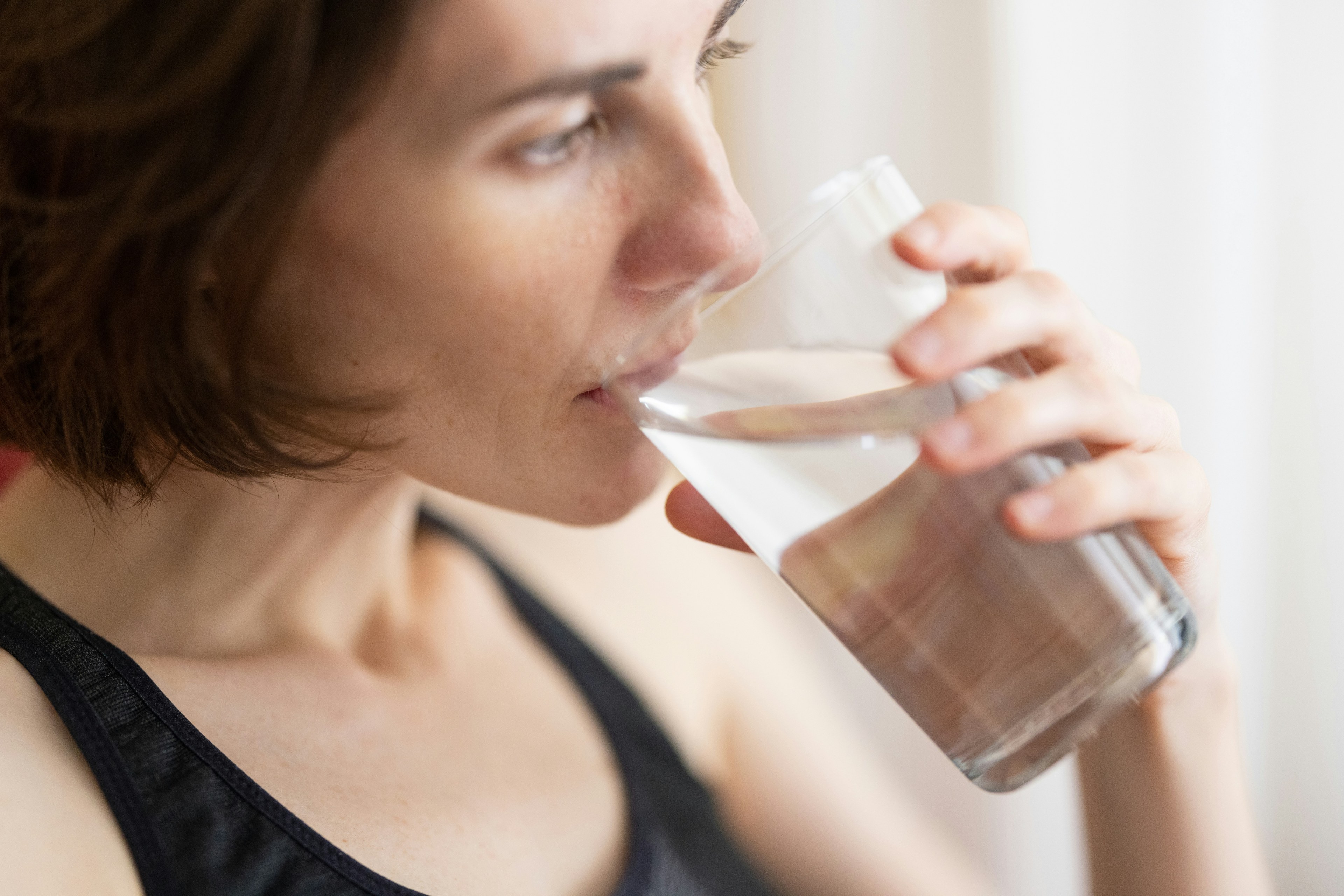 Une fille boit un verre d'eau