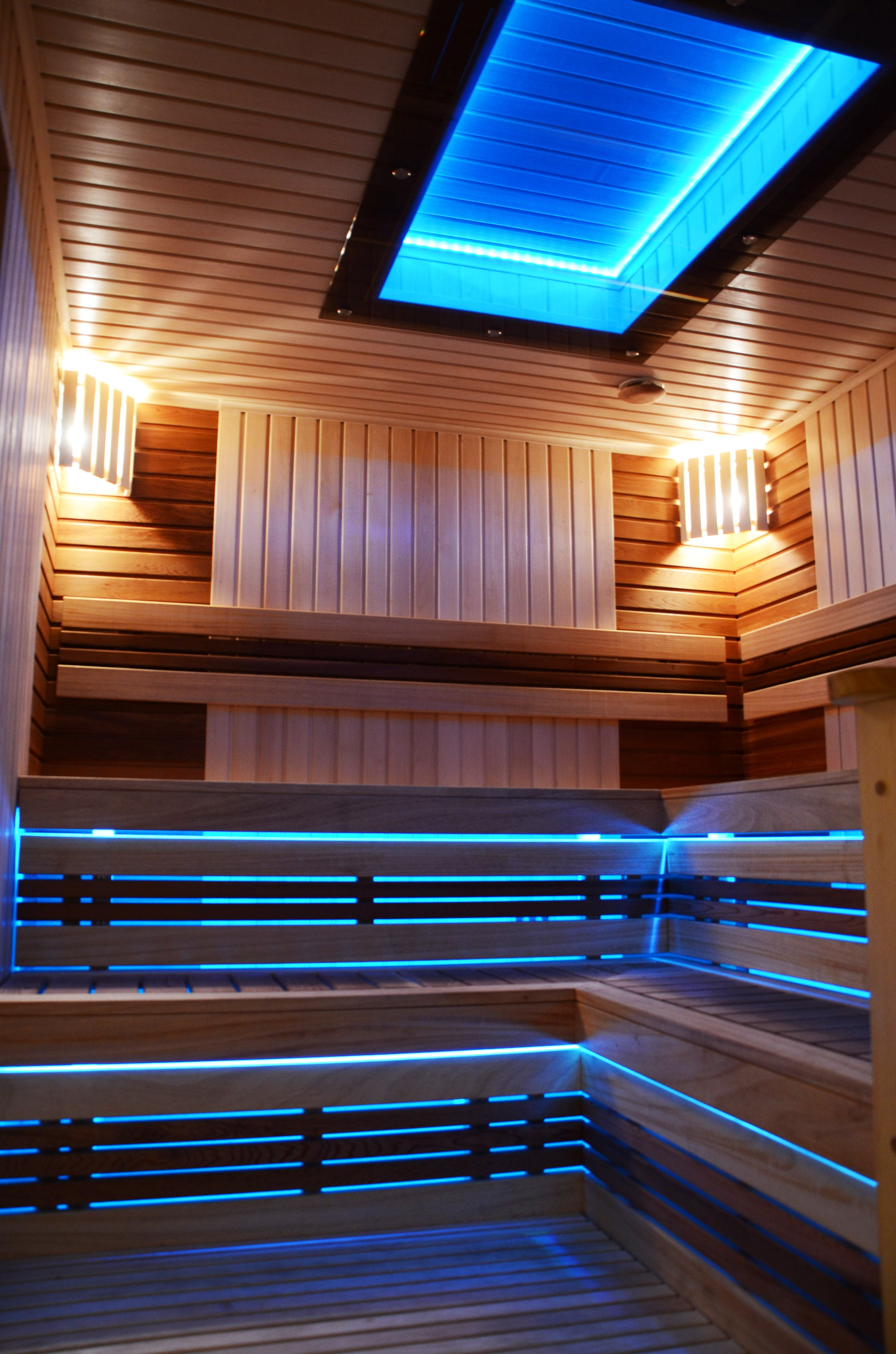 Sauna avec poêle à bois et plafond en verre